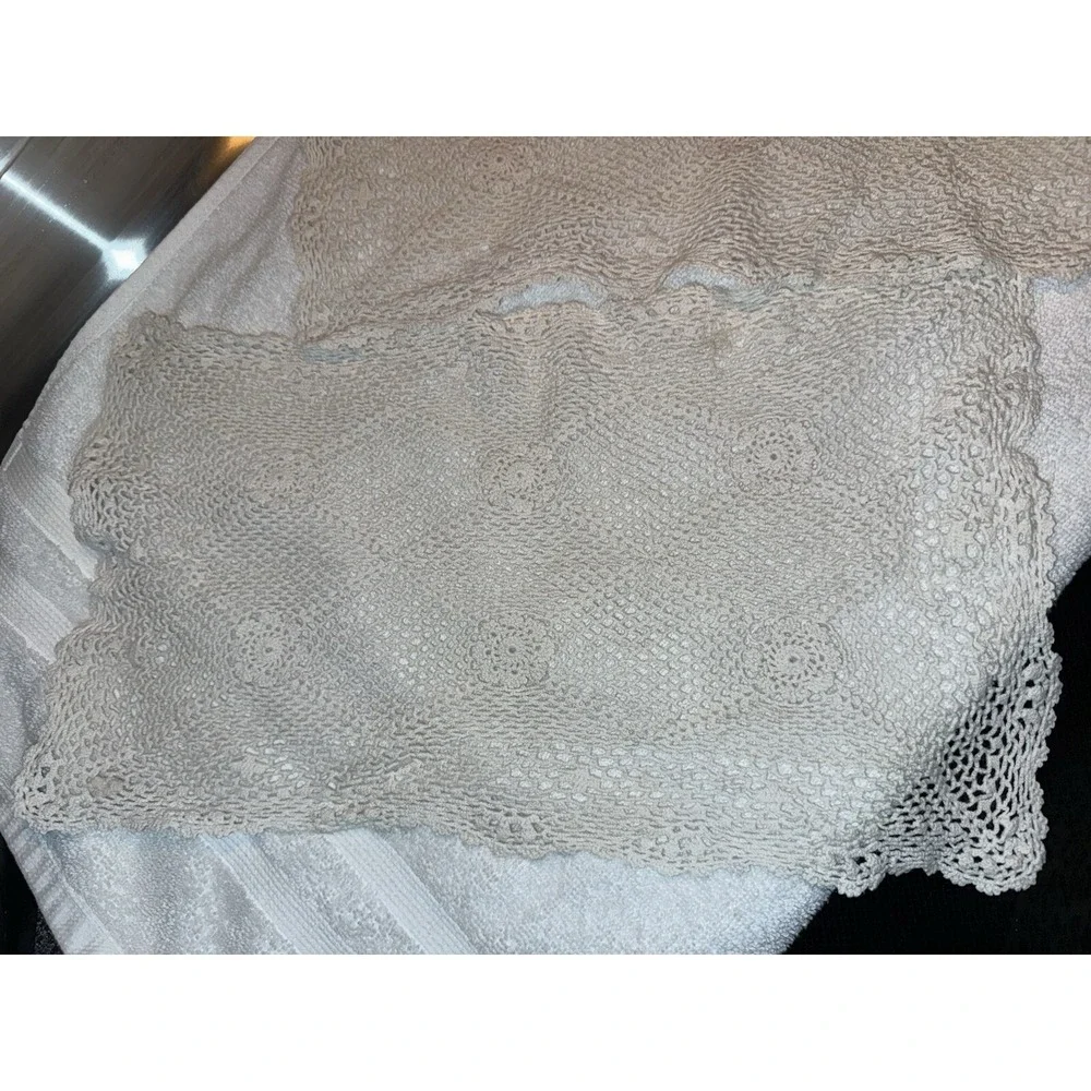 Vintage Dresser/Table Doilies Set Of 2.‎ Matching Set, White